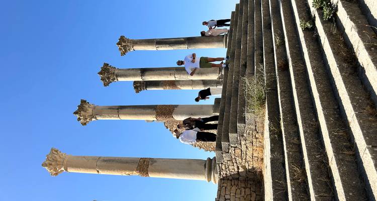 Groupe debout parmi les colonnes antiques, Maroc.