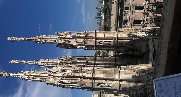 Cathédrales gothiques contre un horizon de ville moderne.