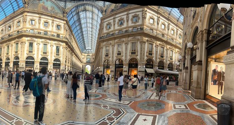 Une galerie marchande animée avec un élégant toit de verre.