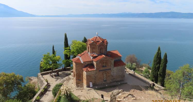 Église Saint-Jean de Kaneo sur une falaise surplombant le lac d'Ohrid.