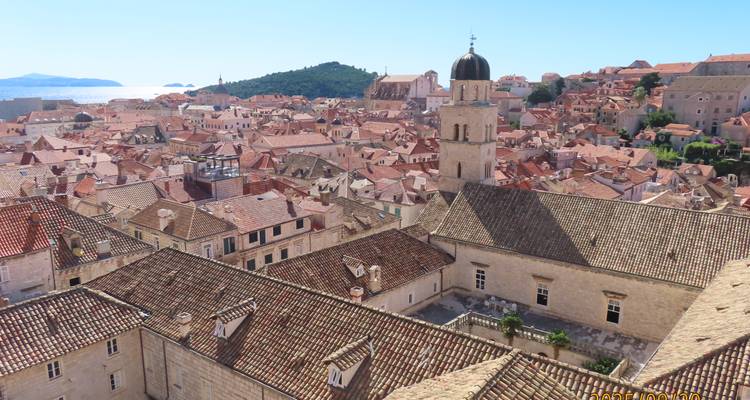 Vue aérienne des bâtiments aux toits rouges de Dubrovnik.