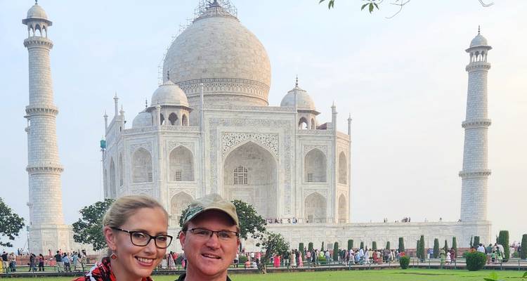 Deux personnes devant le Taj Mahal.