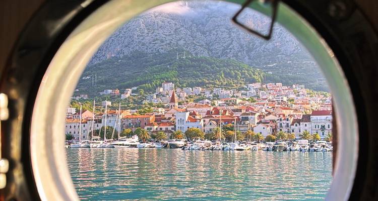 Vue d'une ville côtière aperçue à travers un hublot.