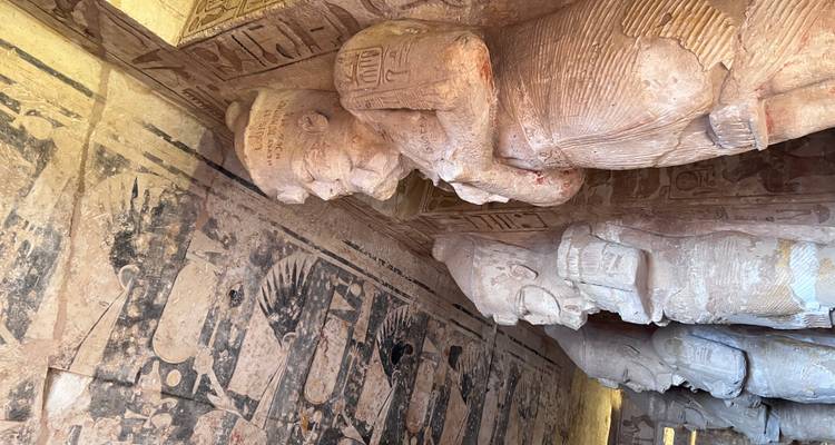 Interieur van een Egyptische tempel met staande beelden.