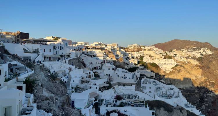 Bâtiments blancs avec des toits bleus sur une falaise à Santorin.