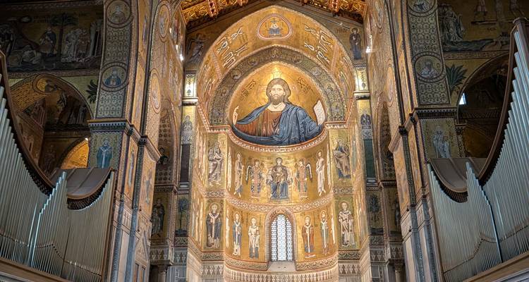 Intérieur d'une cathédrale avec des mosaïques ornementales au plafond