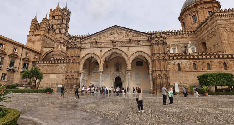 Façade d'une grande cathédrale au design gothique