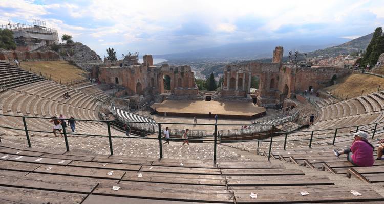 Amphithéâtre grec antique surplombant la mer