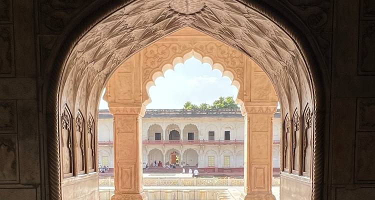 Vue panoramique d'un fort ancien à travers une arche