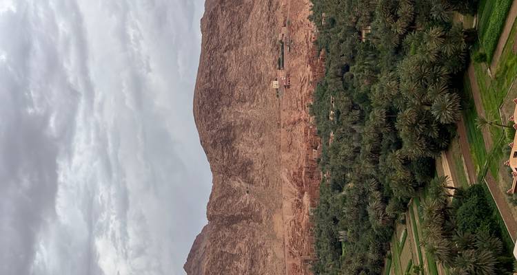 Une vue panoramique d'une vallée verdoyante luxuriante avec des montagnes en arrière-plan.