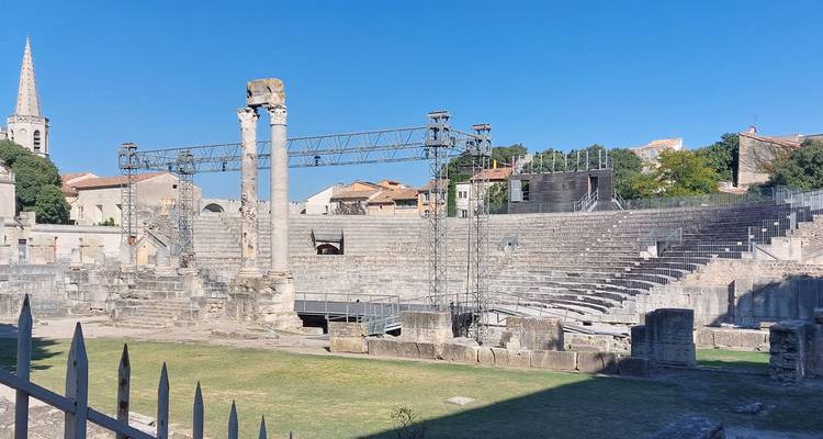 Amphithéâtre romain antique avec colonnes et gradins.