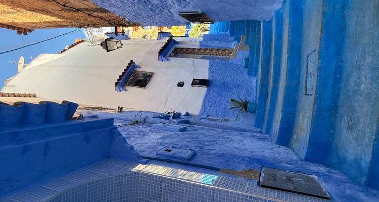 Vista del paisaje urbano con un minarete de mezquita prominente al atardecer.