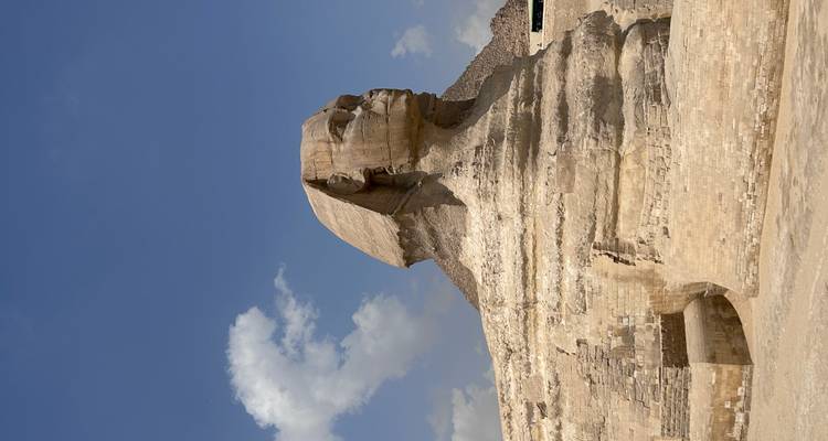 Het Sfinxbeeld met de Grote Piramide op de achtergrond.