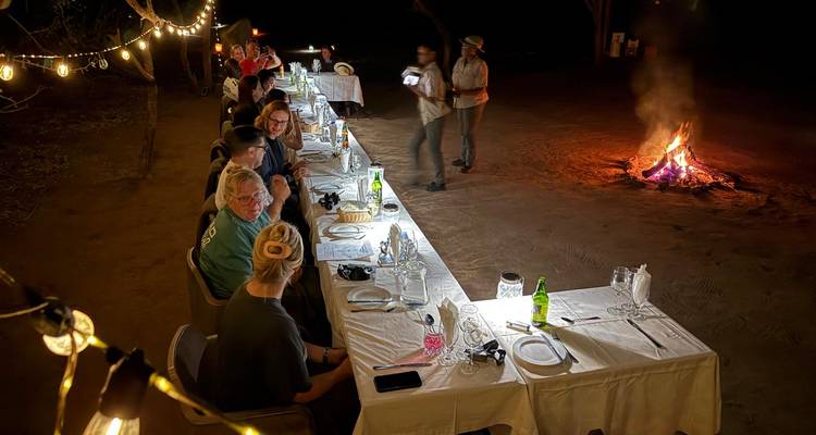Dîner en plein air avec un feu de camp.