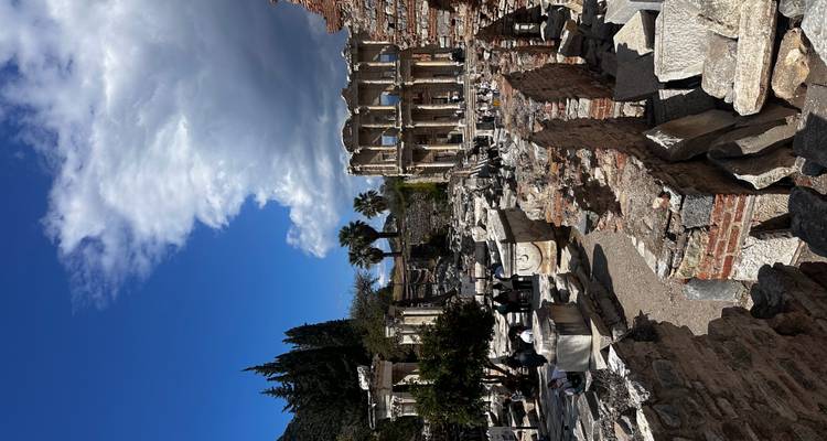 Ruines anciennes comprenant des colonnes et des arches.