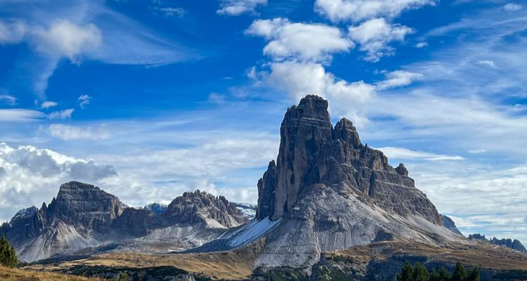 Majestueuses cimes montagneuses sous un ciel bleu.