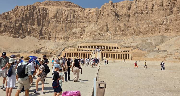 Temple d'Hatchepsout avec une foule de touristes.