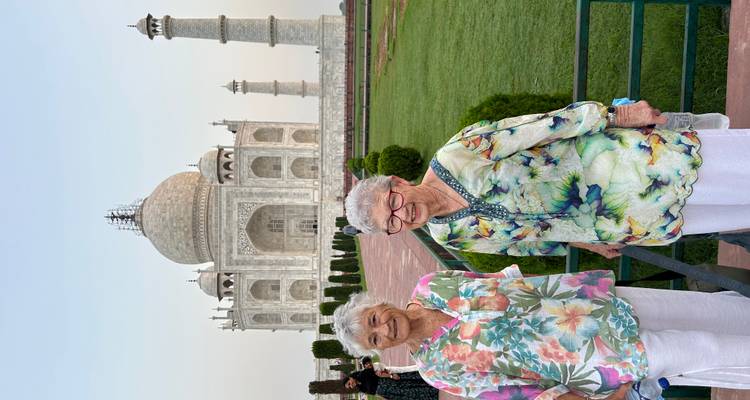 Deux femmes posant devant le Taj Mahal.