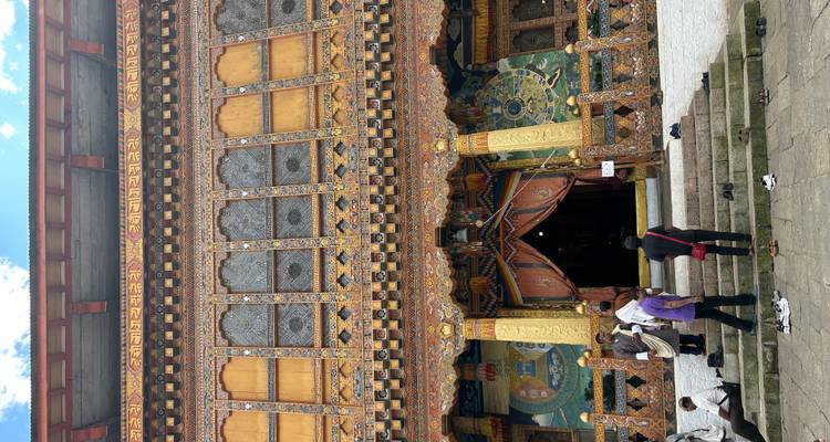 Un temple bouddhiste richement décoré avec des visiteurs.