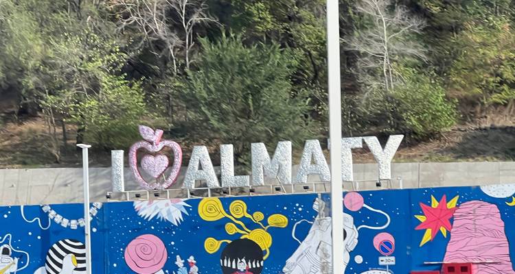 Un panneau aux couleurs vives devant un mur avec une peinture murale.