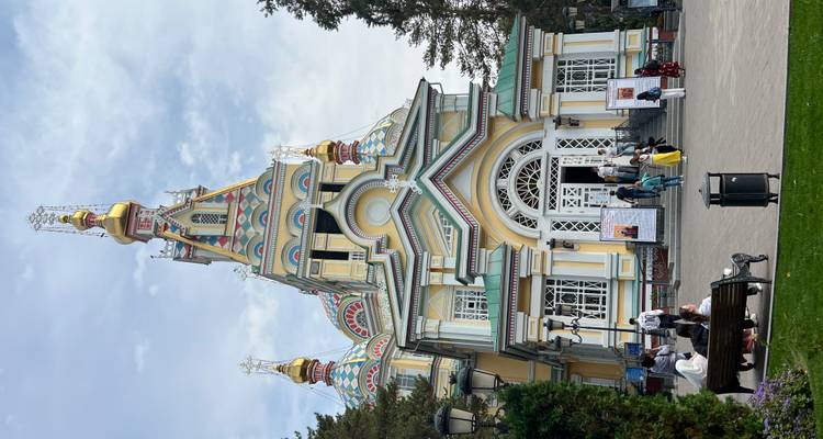Une cathédrale orthodoxe russe ornée aux dômes multicolores.