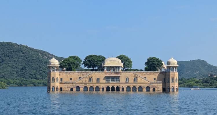 Structure palatiale partiellement submergée dans un lac.