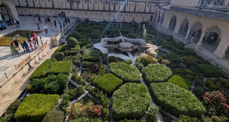 Jardines vistos desde arriba en un sitio histórico.