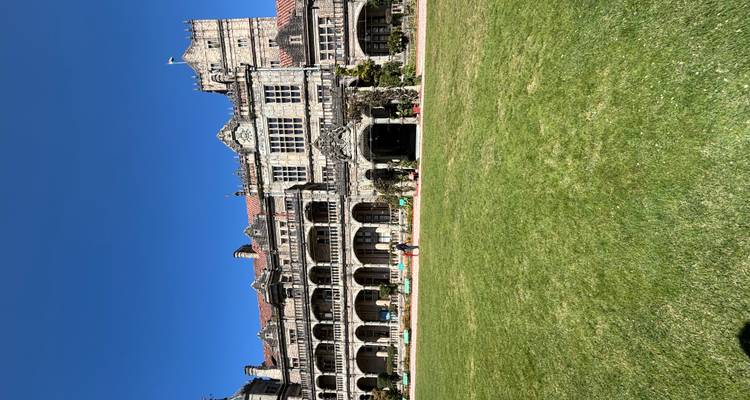 Un bâtiment patrimonial avec une pelouse devant