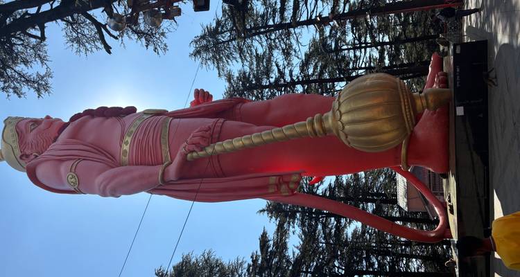 Grande statue rouge de Hanuman contre le ciel
