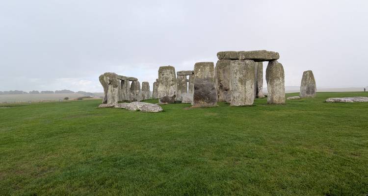 Stonehenge avec une herbe verte luxuriante tout autour.
