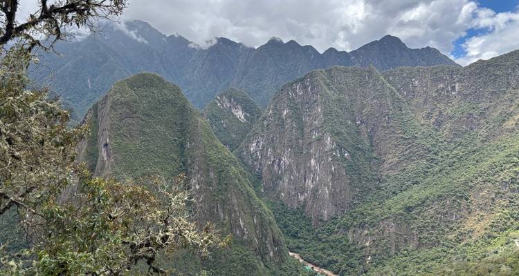 Majestätische Berge von einem hohen Aussichtspunkt aus betrachtet.