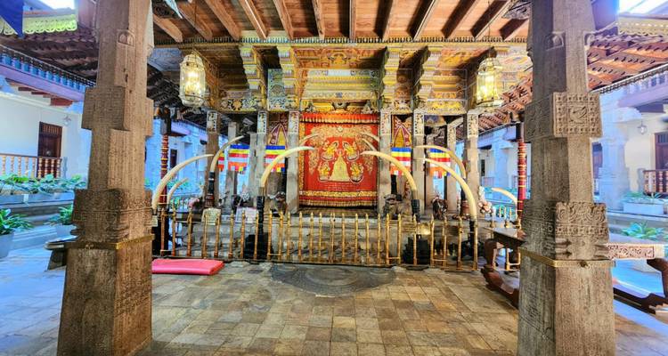 Intérieur d'un temple avec des décorations ornées et des drapeaux.