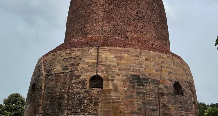 Un grand stupa avec des sculptures architecturales.