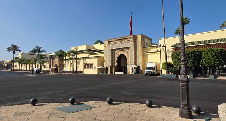 Bâtiment élégant avec une façade ornée et un drapeau.
