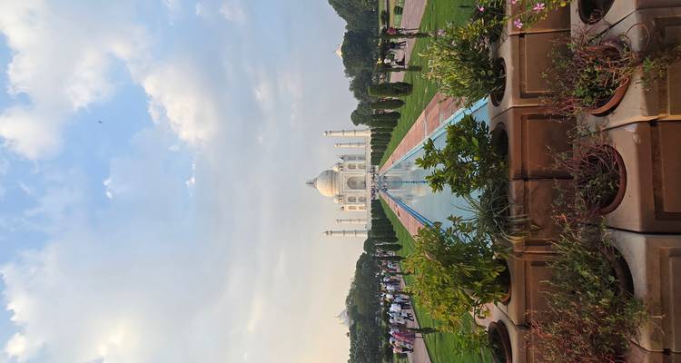 Le Taj Mahal emblématique avec ses jardins et son bassin de réflexion.