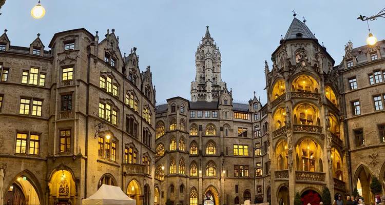 Architecture gothique d'un bâtiment historique au crépuscule.