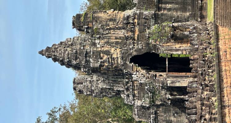 Entrée de temple antique ornée avec sculptures en pierre