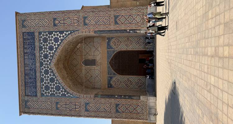 Porte principale d'un site historique avec une façade richement décorée.