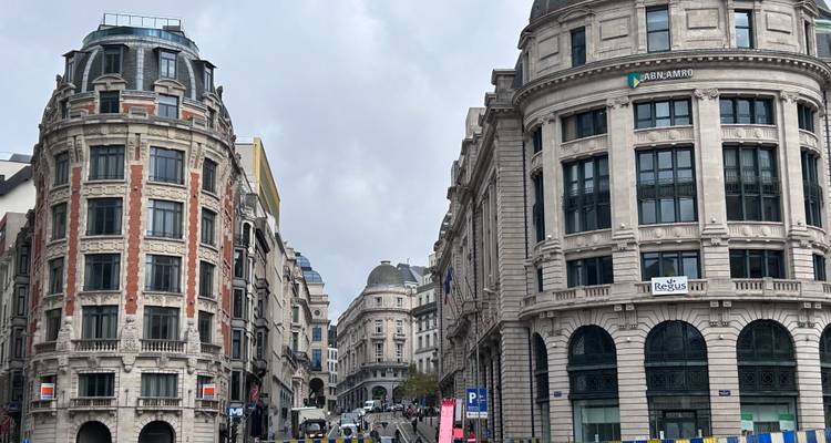 Historische europäische Stadtarchitektur mit belebter Straße.