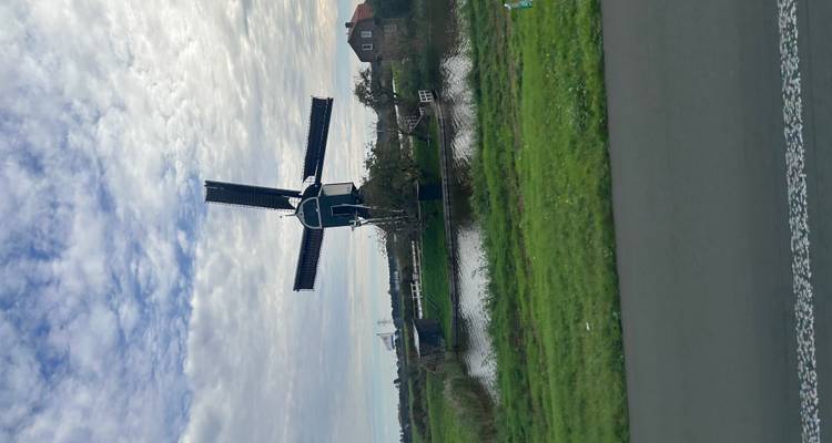 Traditionelle niederländische Windmühle auf dem Land.