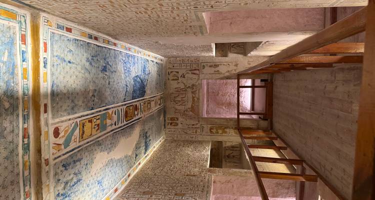 Interior de un antiguo templo egipcio con techos detallados.