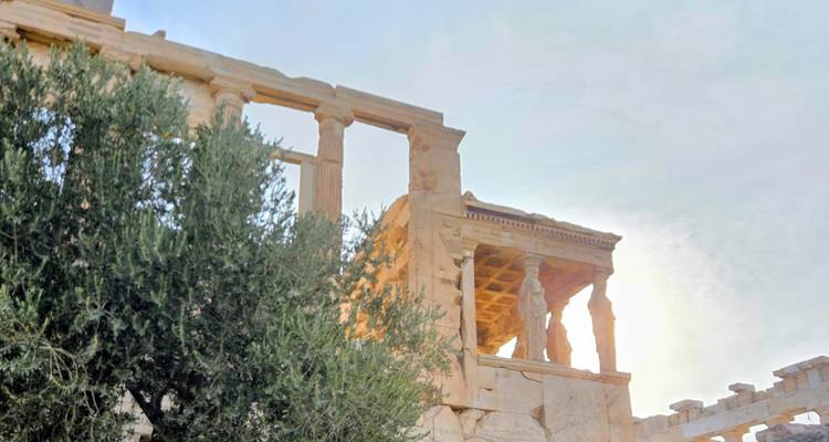 Oude Griekse ruïnes met groen en een heldere lucht.