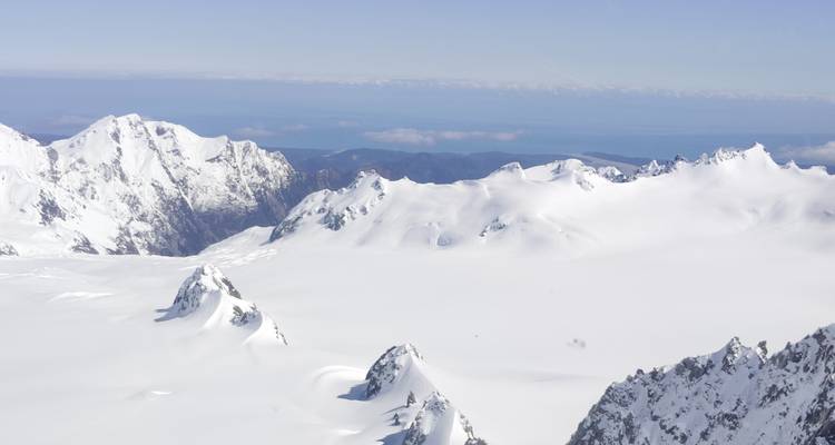 Picos de montañas cubiertas de nieve, vista aérea.