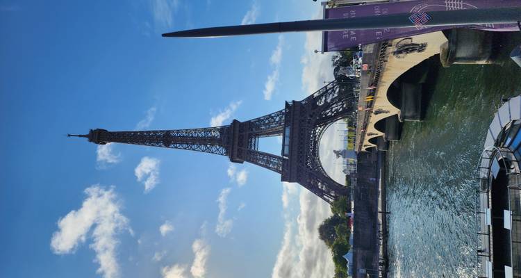 La Torre Eiffel junto a un río.