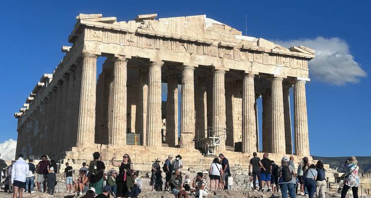 El Partenón en la Acrópolis con turistas alrededor.