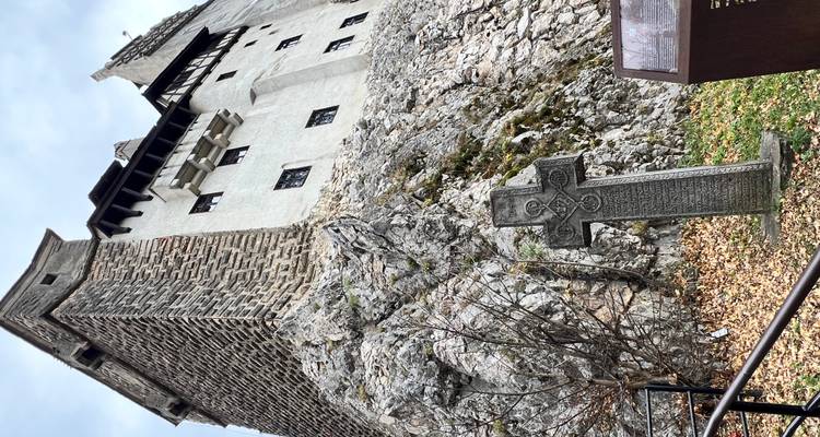 Château aux murs de pierre brute et aux toits pentus.