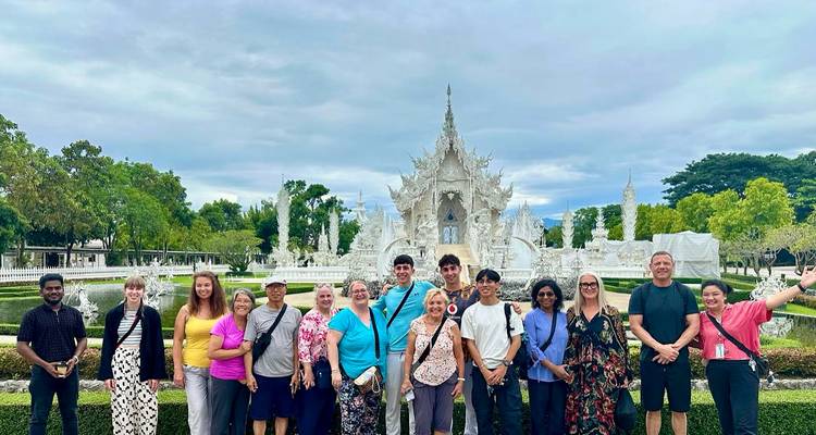 Gruppe vor einem weißen Tempel.