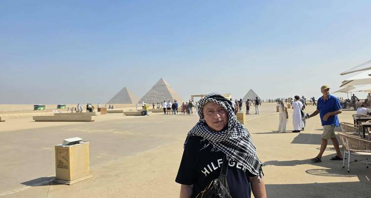 Persona posando con las Pirámides de Giza en el fondo