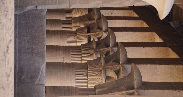 Close-up van oude stenen zuilen met ingewikkelde gravures.