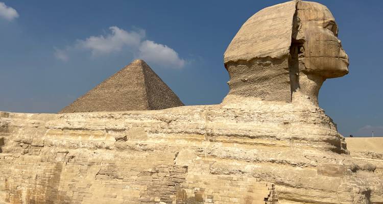 Die Sphinx und Pyramide von Gizeh im Sonnenlicht.